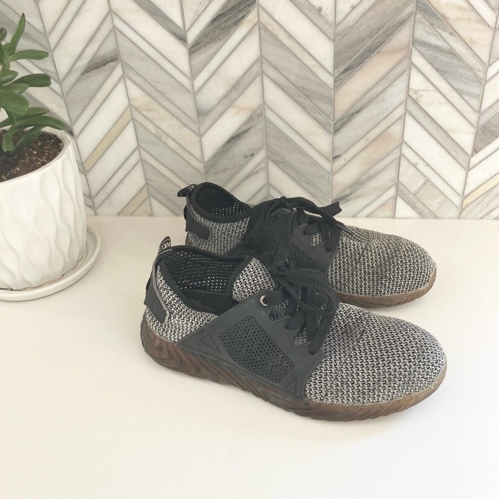 Adidas Die Weltmarke MIT Den 35, Mens Sneaker, Gray Mesh with Black, size EU 39
